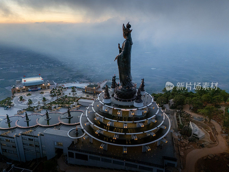 越南德宁省巴登山旅游区的景色。一个独特的佛教建筑，海拔最高，从下面看是非常美丽的。