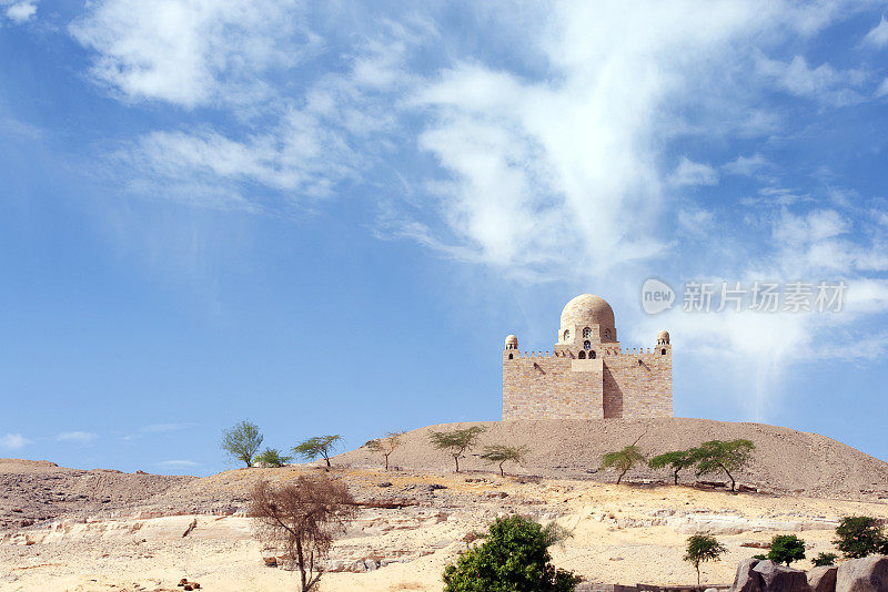 阿迦汗陵墓在埃及上尼罗河阿斯旺的白内障浅岩地区的岩石露头上。