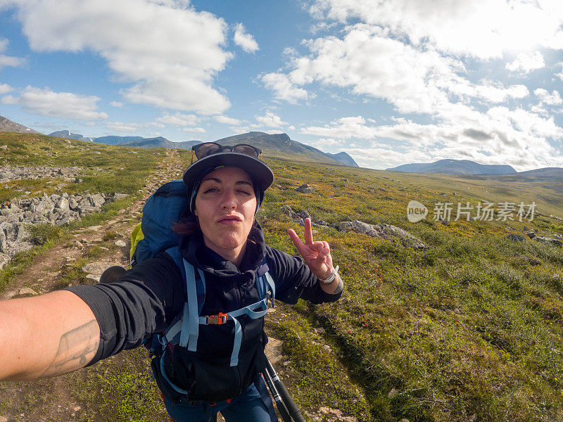 年轻女子在瑞典徒步旅行并自拍