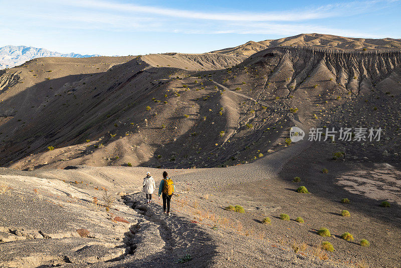 在美国死亡谷国家公园探索乌贝赫比巨大的火山场