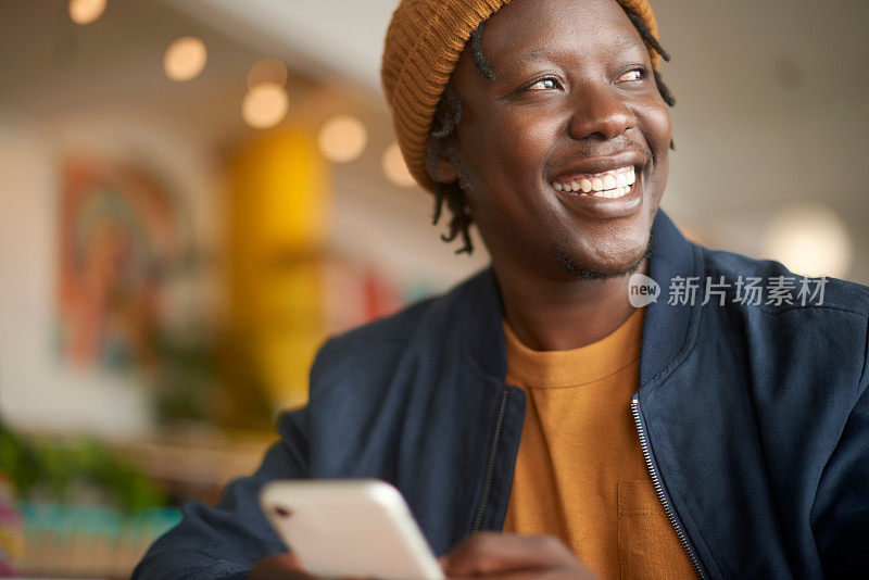 黑人，咖啡店，手机，咖啡馆里的社交媒体卷轴。餐厅，非洲男顾客微笑着，早上用移动应用程序与数字网络和远程工作的快乐