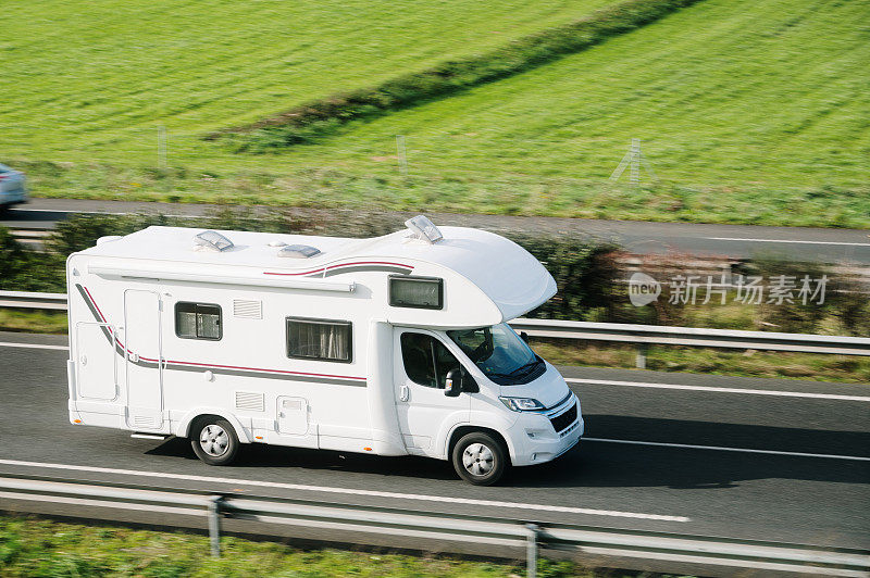 高速公路上的房车