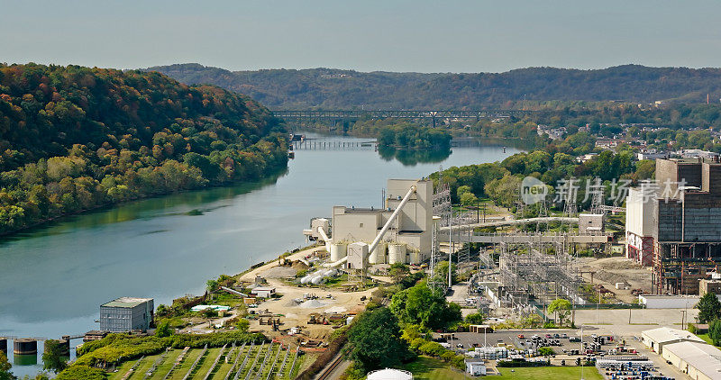 无人机拍摄的切斯威克发电站和阿勒格尼河在斯普林代尔，宾夕法尼亚州