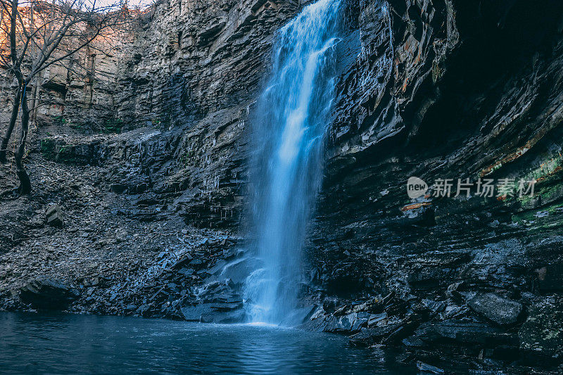 美丽的瀑布从令人惊叹的岩石峭壁上奔流而下;初冬的冷色调;汉密尔顿，安大略省，加拿大