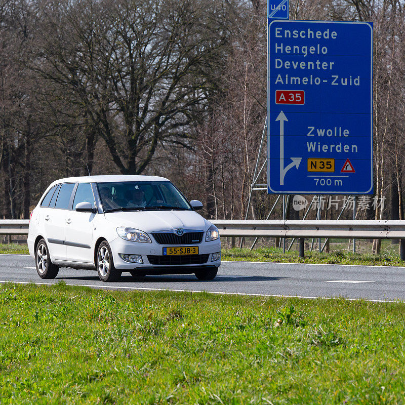 荷兰白色2011年斯柯达法比亚旅行车行驶在N36