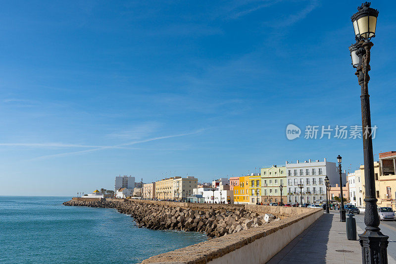 加的斯城市天际线和海滩在西班牙安达卢西亚