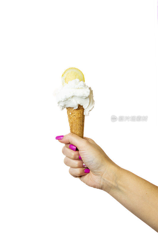柠檬冰淇淋甜筒与女性的手在白色背景