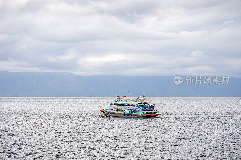 在一个大火山湖上摆渡