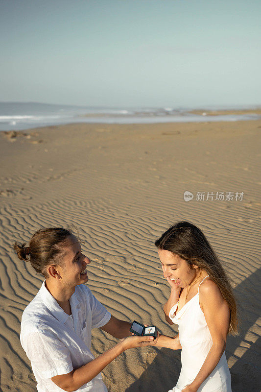 日落时分浪漫的海滩求婚