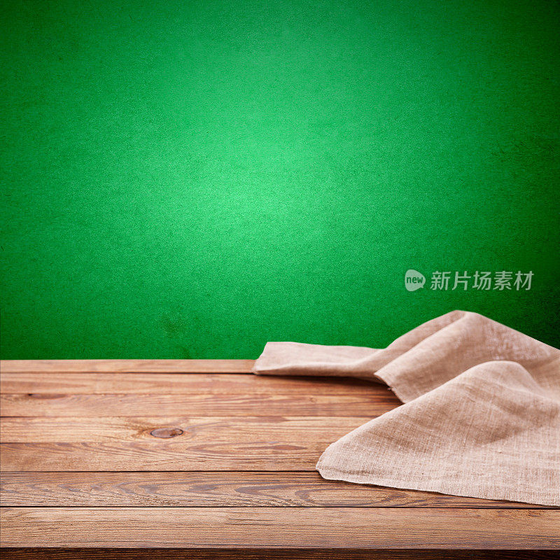 用这款木制餐桌和餐巾纸为您的广告带来大自然的气息。显示模型。皱巴巴的桌布近距离俯视图。