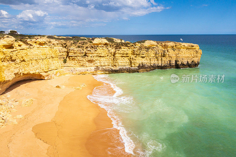 葡萄牙阿尔布费拉附近的悬崖和海浪撞击海滩的景色