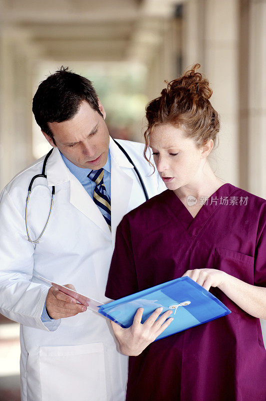 医生和护士在医院诊所外检查病人的医疗记录