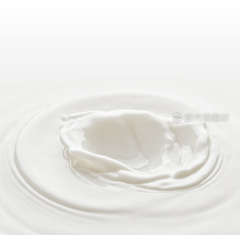 一滴牛奶在牛奶中激起涟漪
