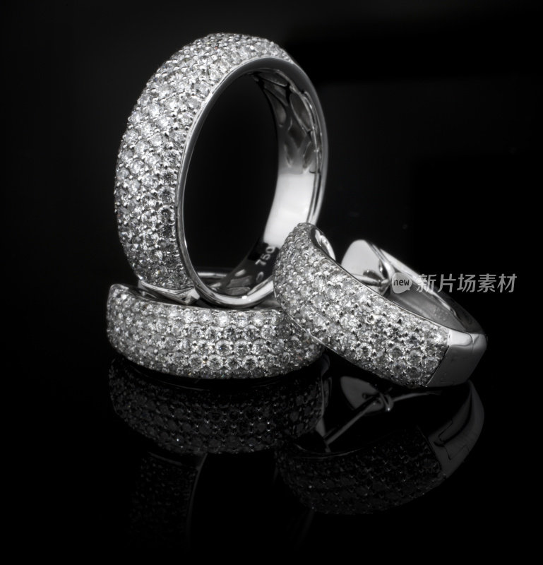 金戒指和镶满钻石的耳环