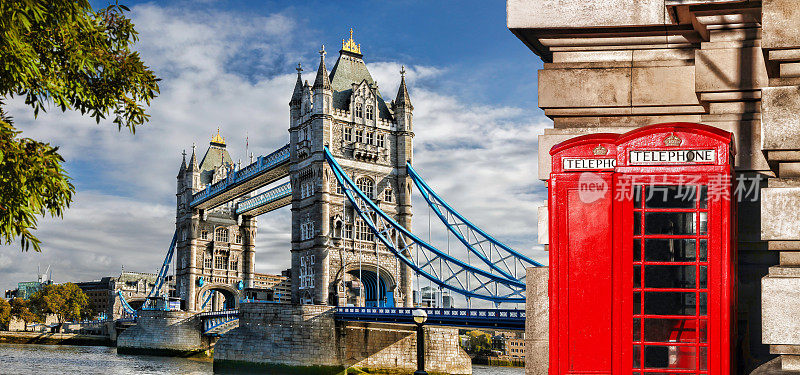 英国伦敦塔桥上的红色电话亭