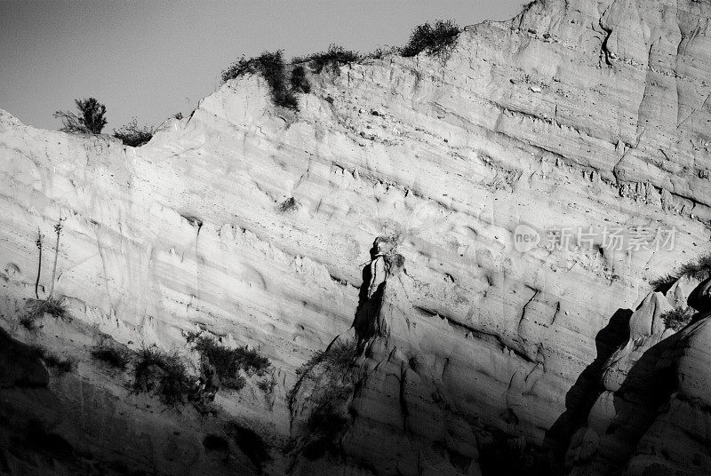 悬崖上有黑白相间的自然侵蚀雕像