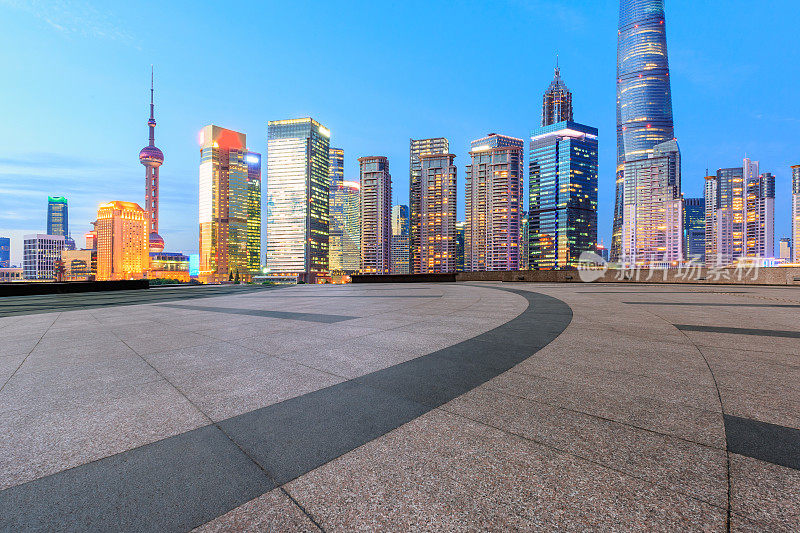 日落时分的上海，空荡荡的地板和现代的天际线