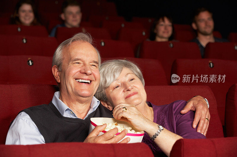 老夫妇在电影院看电影