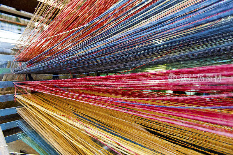 织机编织彩色织物的特写