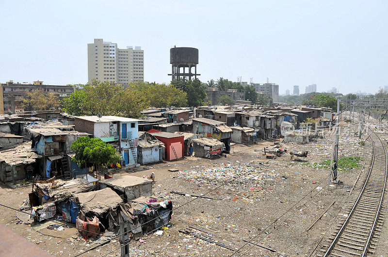 孟买贫民窟达拉维摇摇欲坠的小屋