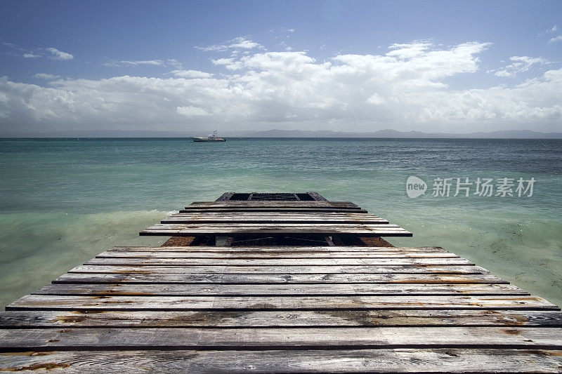 码头和海洋。