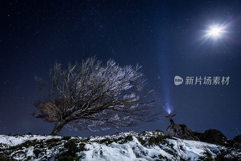 人们拿着手电筒观察天空。