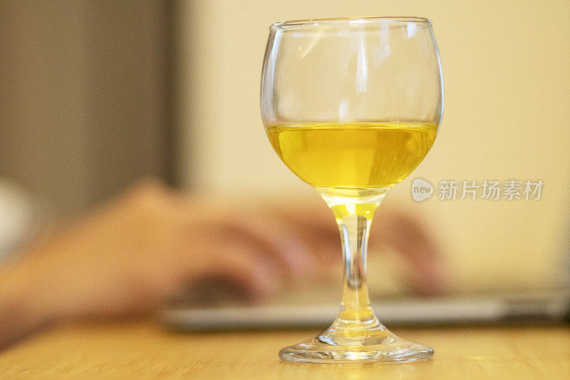 一边敲键盘一边喝一杯鸡尾酒