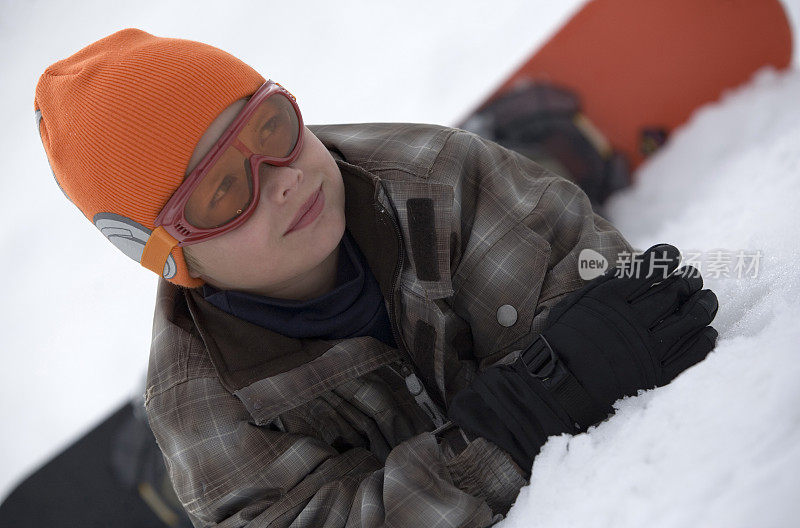 小男孩在雪地上玩滑雪板