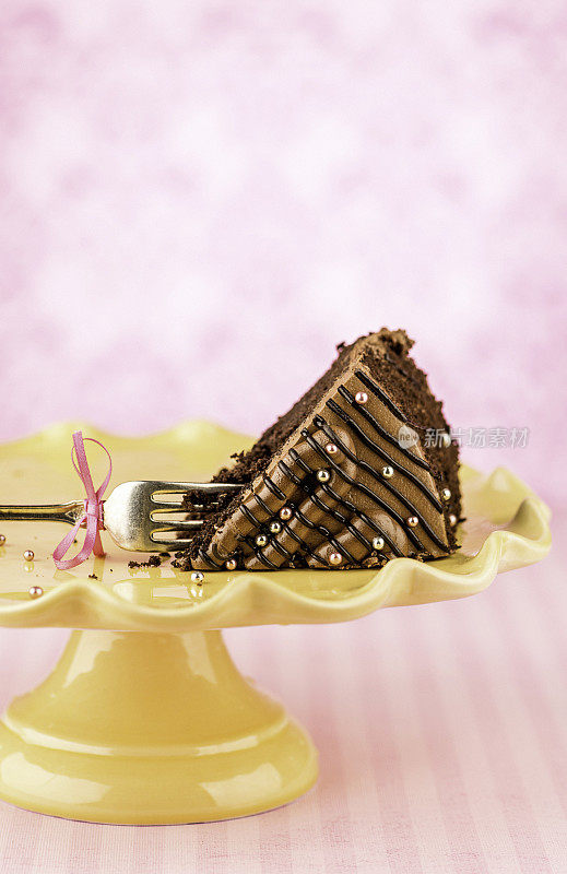 用叉子在蛋糕架上放一片巧克力蛋糕