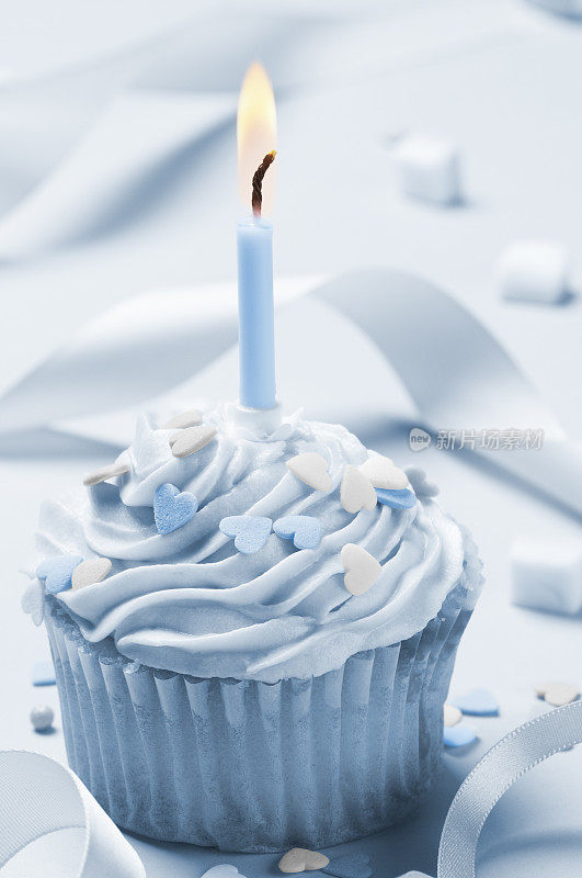 蓝色冰杯蛋糕，点缀着心、丝带和蜡烛