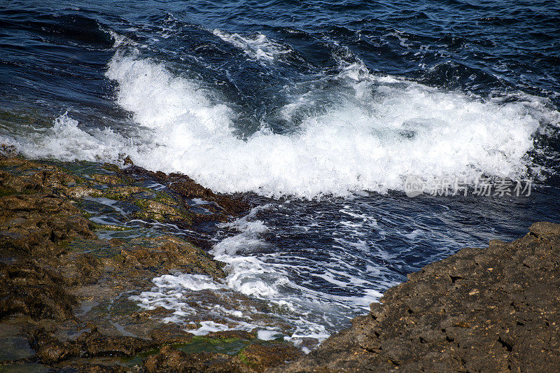 落基海岸与海浪