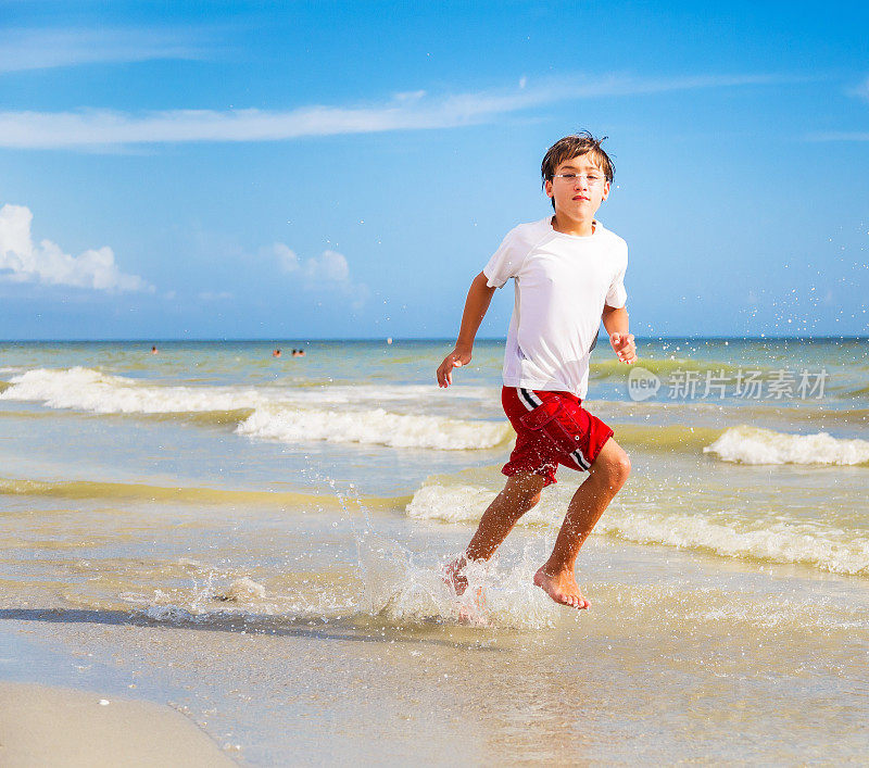 孩子们在沙滩上奔跑