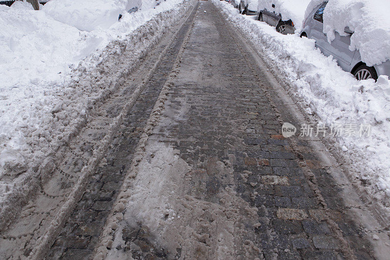 纽约布鲁克林的鹅卵石路上有雪和冰