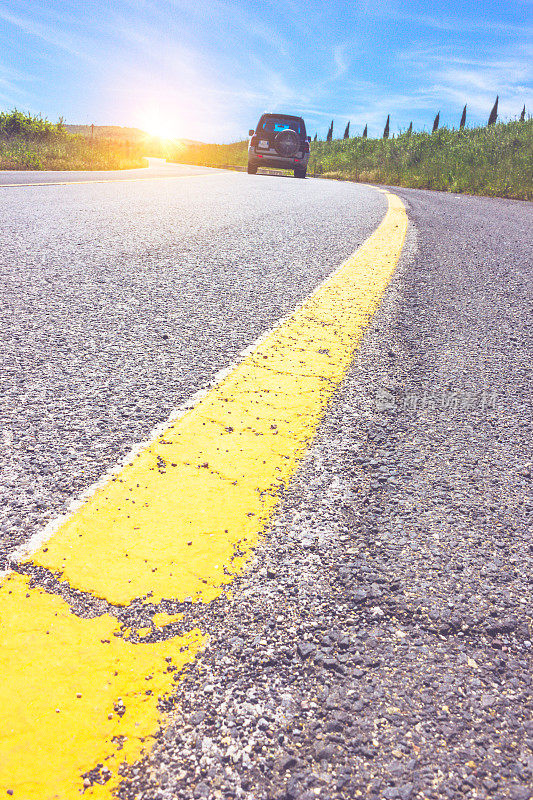 乡村道路上的汽车