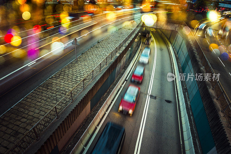 发光的摩天大楼和香港的城市街道