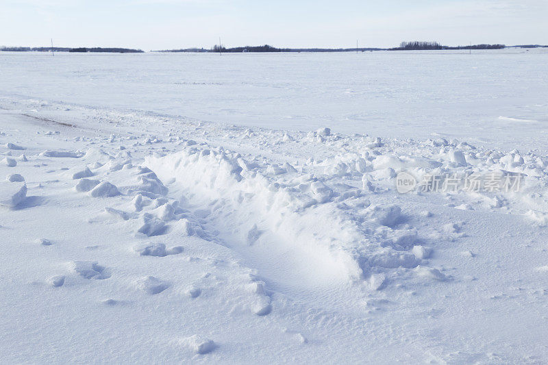 雪地乡村公路上的轮胎痕迹