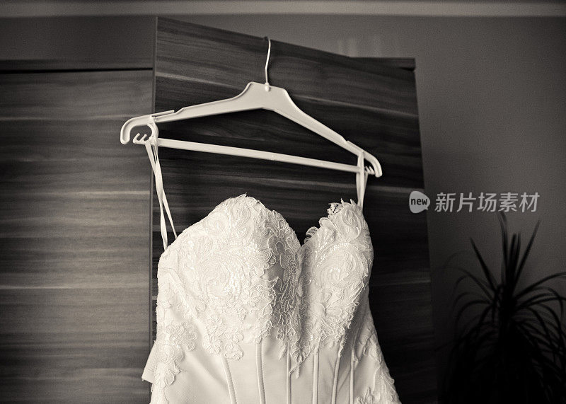黑色和白色的婚纱