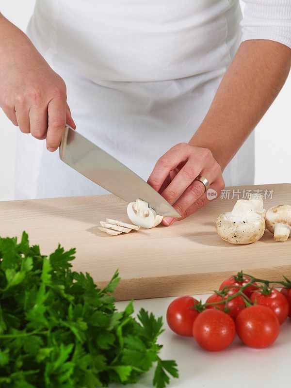 女人切蘑菇