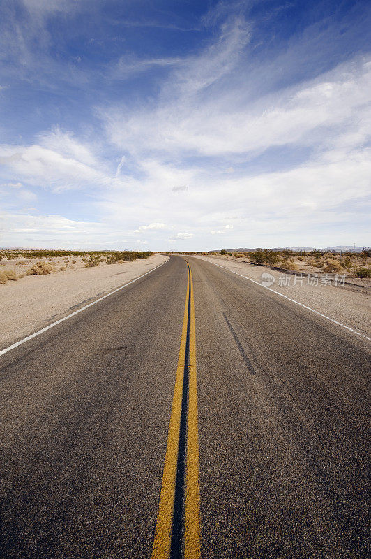 孤独的沙漠公路