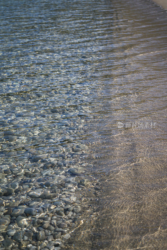 沙滩和蓝色的海浪