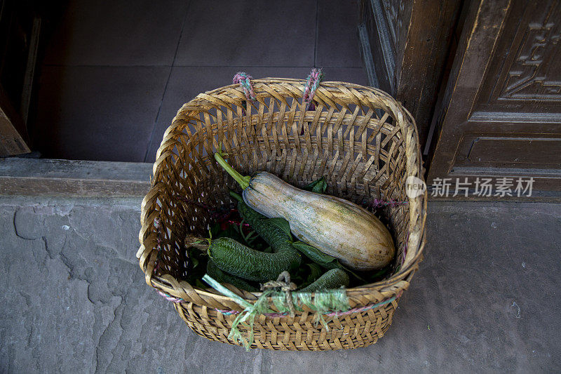 新鲜蔬菜放在门外的篮子里