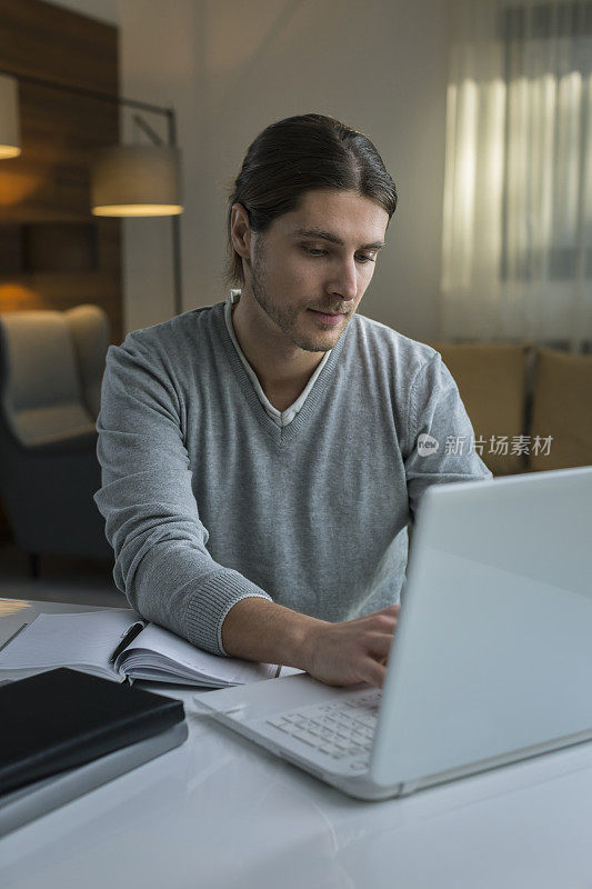 在家庭办公室工作的人，使用电脑