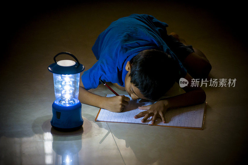 学生们用LED灯做作业