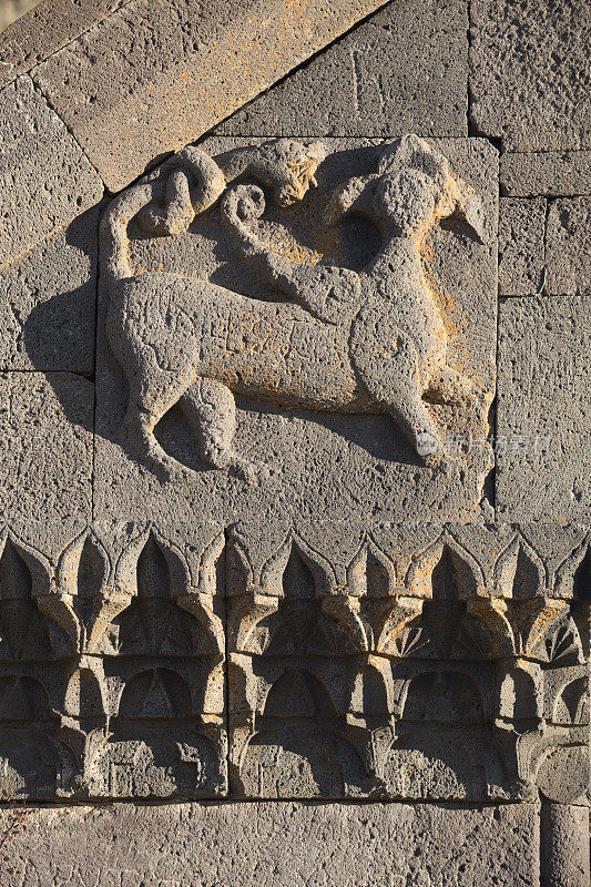 Orbelian的Caravanserai入口上一个有翼动物的高浮雕