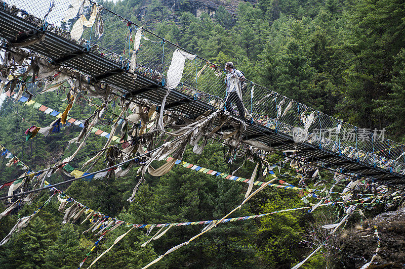 喜马拉雅山上的尼泊尔吊桥，上面挂着经幡