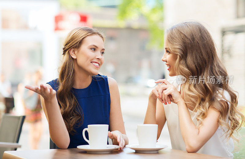 年轻女人在咖啡馆喝咖啡聊天