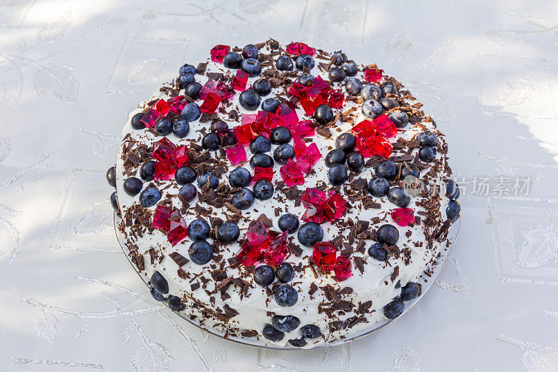自制蛋糕，上面有蓝莓和红色果冻片