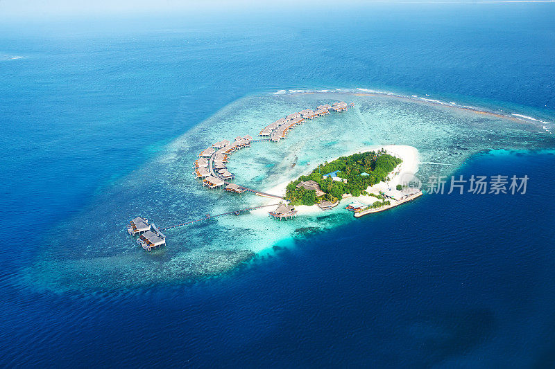 从空中俯瞰马尔代夫的环礁和岛屿