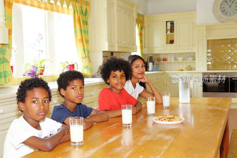孩子们在喝牛奶和吃饼干
