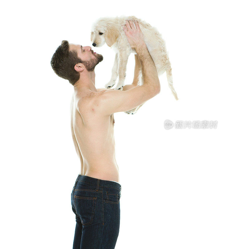 赤裸上身的肌肉男抱着他的狗